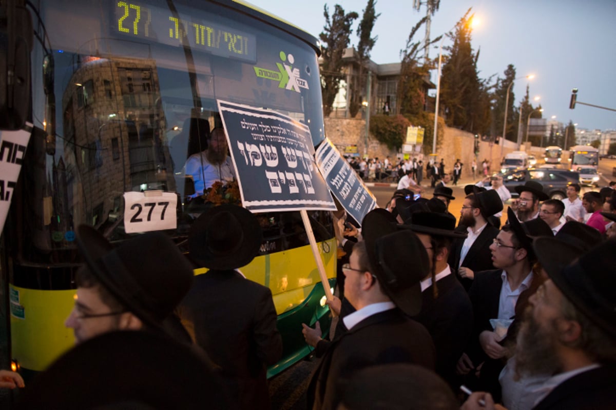 תיעוד: בלשים "חרדים" עוצרים מפגינים חרדים