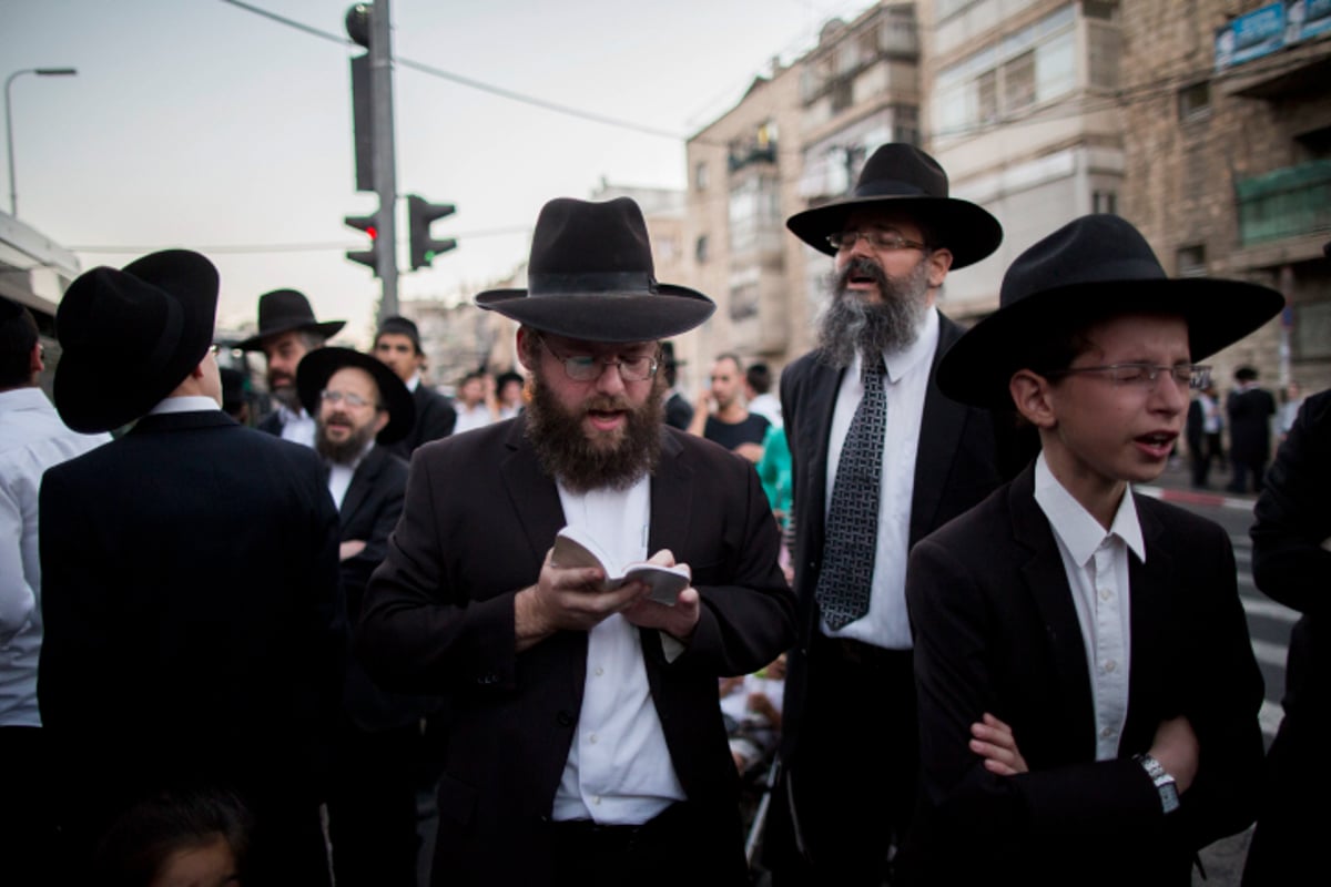 תיעוד: בלשים "חרדים" עוצרים מפגינים חרדים