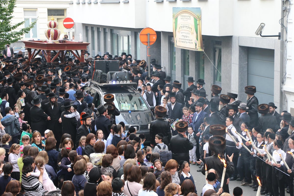 תיעוד: הכנסת ספר תורה של חסידות ויז'ינץ בבלגיה