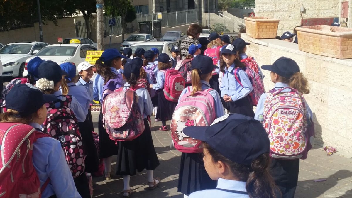 בלי חמלה:  עשרות ילדות נזרקו מהכיתות אל הרחוב