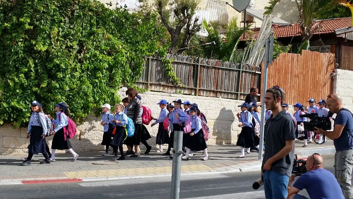 בלי חמלה:  עשרות ילדות נזרקו מהכיתות אל הרחוב