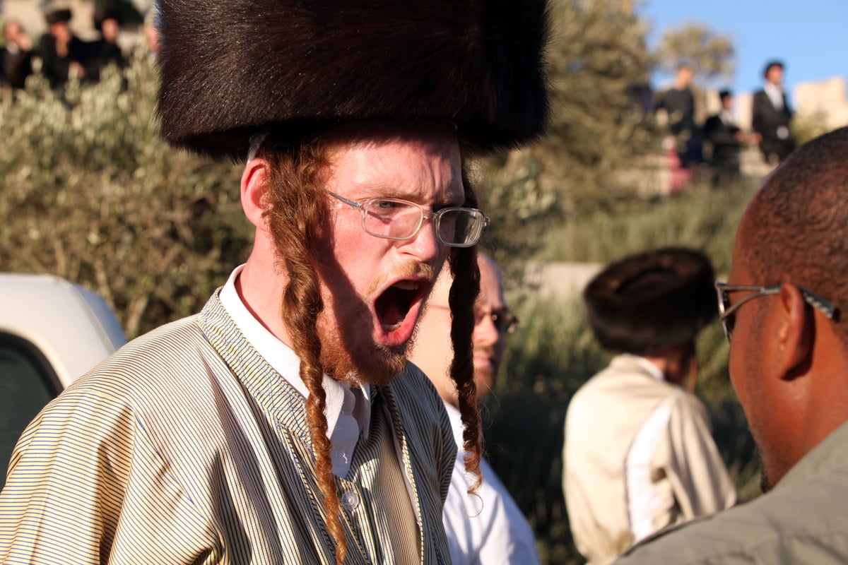 מפגין חרדי מתעמת עם שוטר בהפגנה נגד חילולי שבת בירושלים