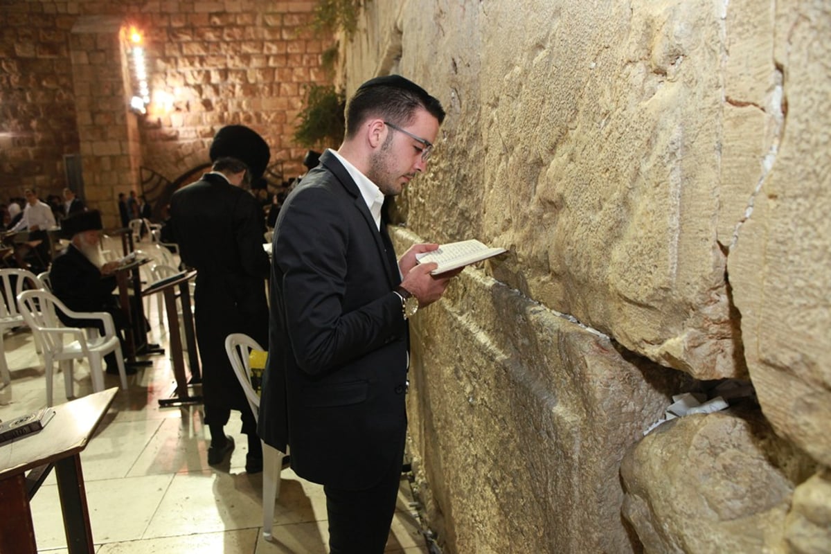 גלריה: אמירת ה"סליחות" בכותל המערבי