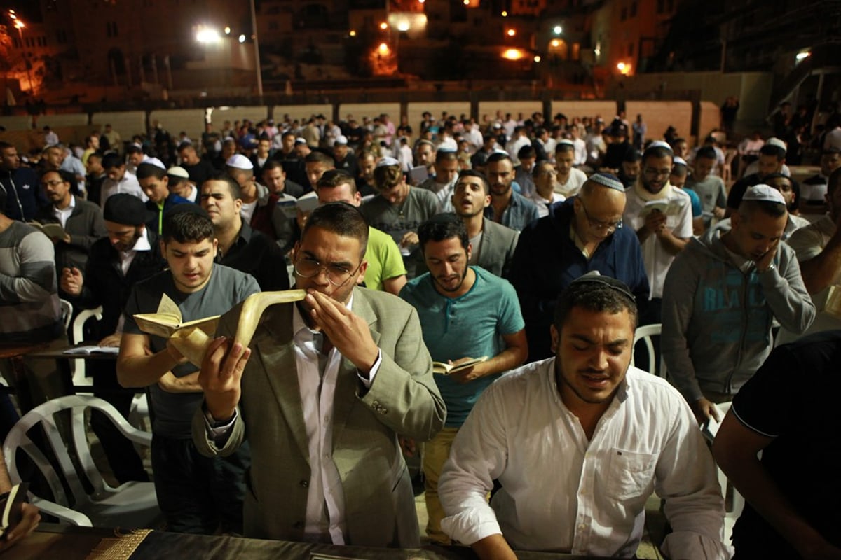 גלריה: אמירת ה"סליחות" בכותל המערבי