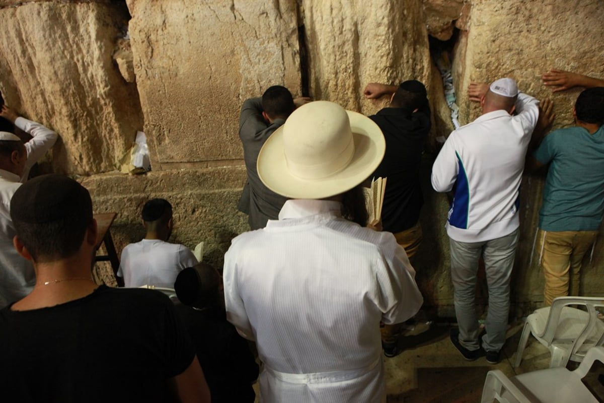 גלריה: אמירת ה"סליחות" בכותל המערבי