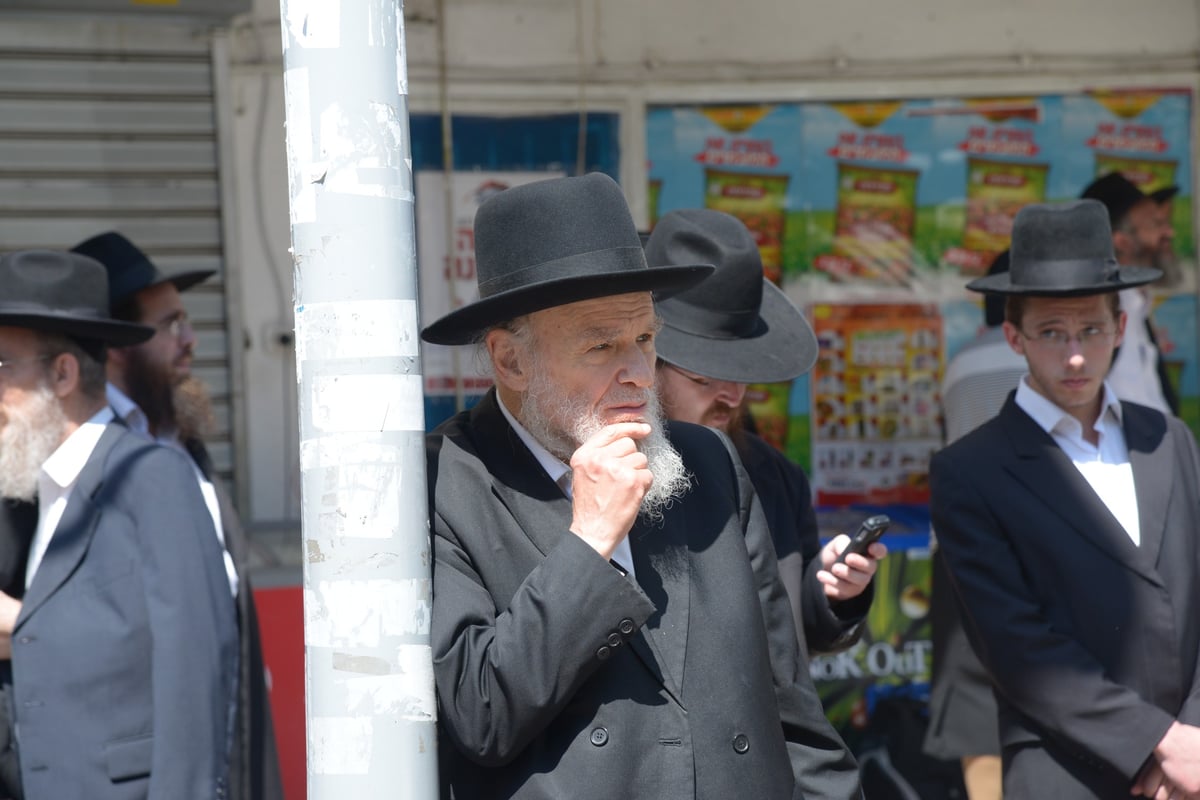 תיעוד: הגר"ח קנייבסקי בהלווית בתו הרבנית חנה שטיינמן ע"ה