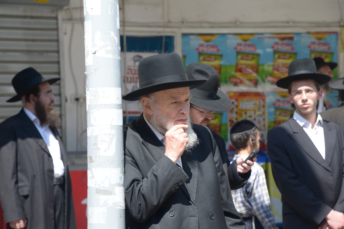 תיעוד: הגר"ח קנייבסקי בהלווית בתו הרבנית חנה שטיינמן ע"ה