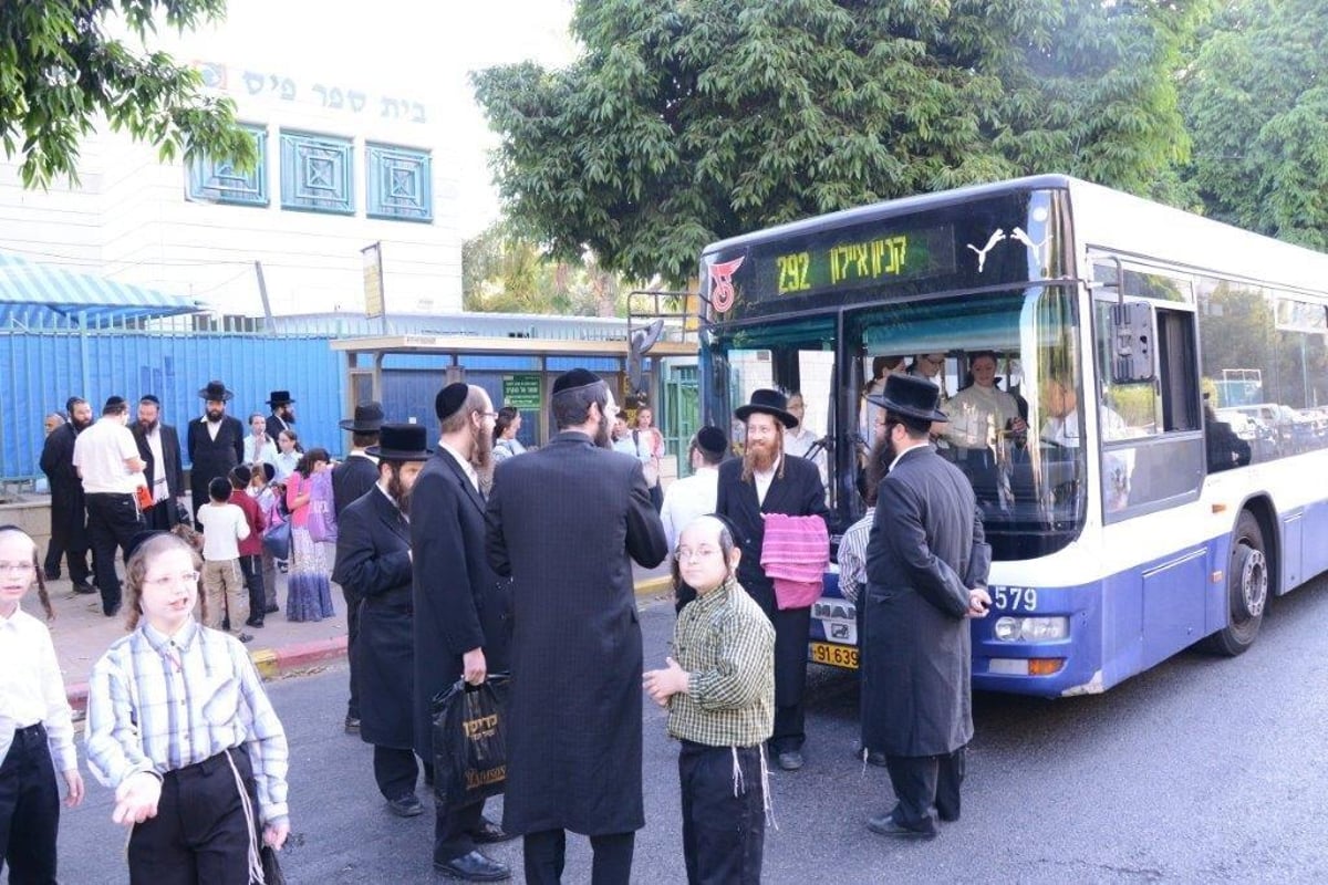 פתח תקווה: תושבי גני הדר הפגינו נגד חברת 'דן'