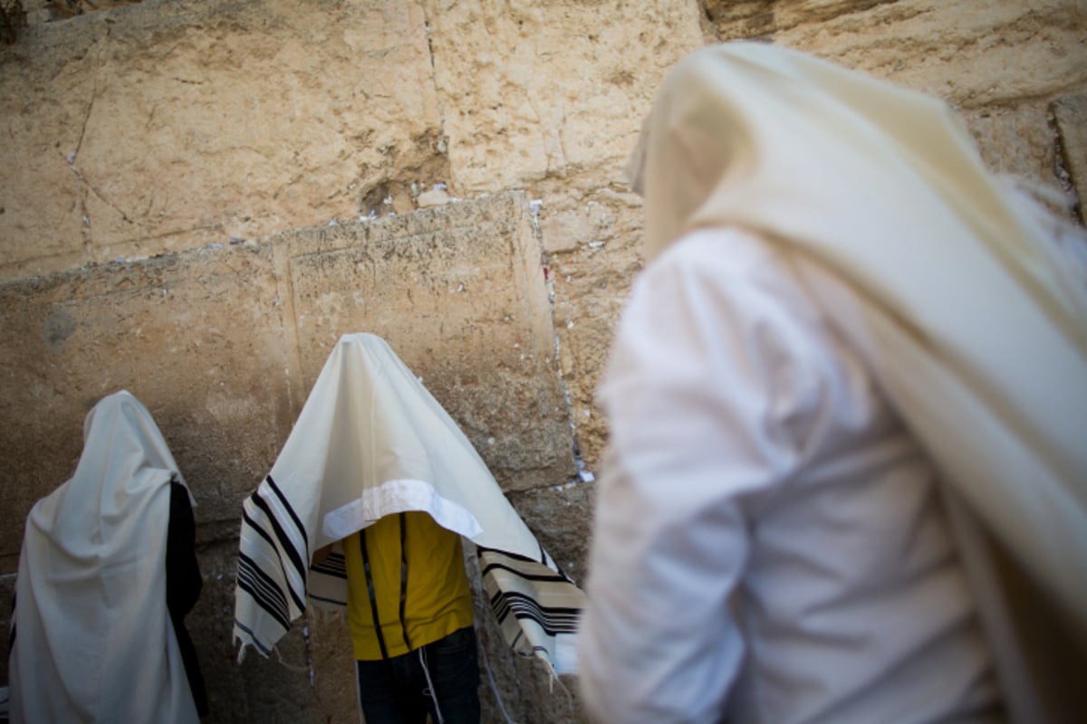 לכבוד יום הדין: הכותל המערבי נקי מפתקים