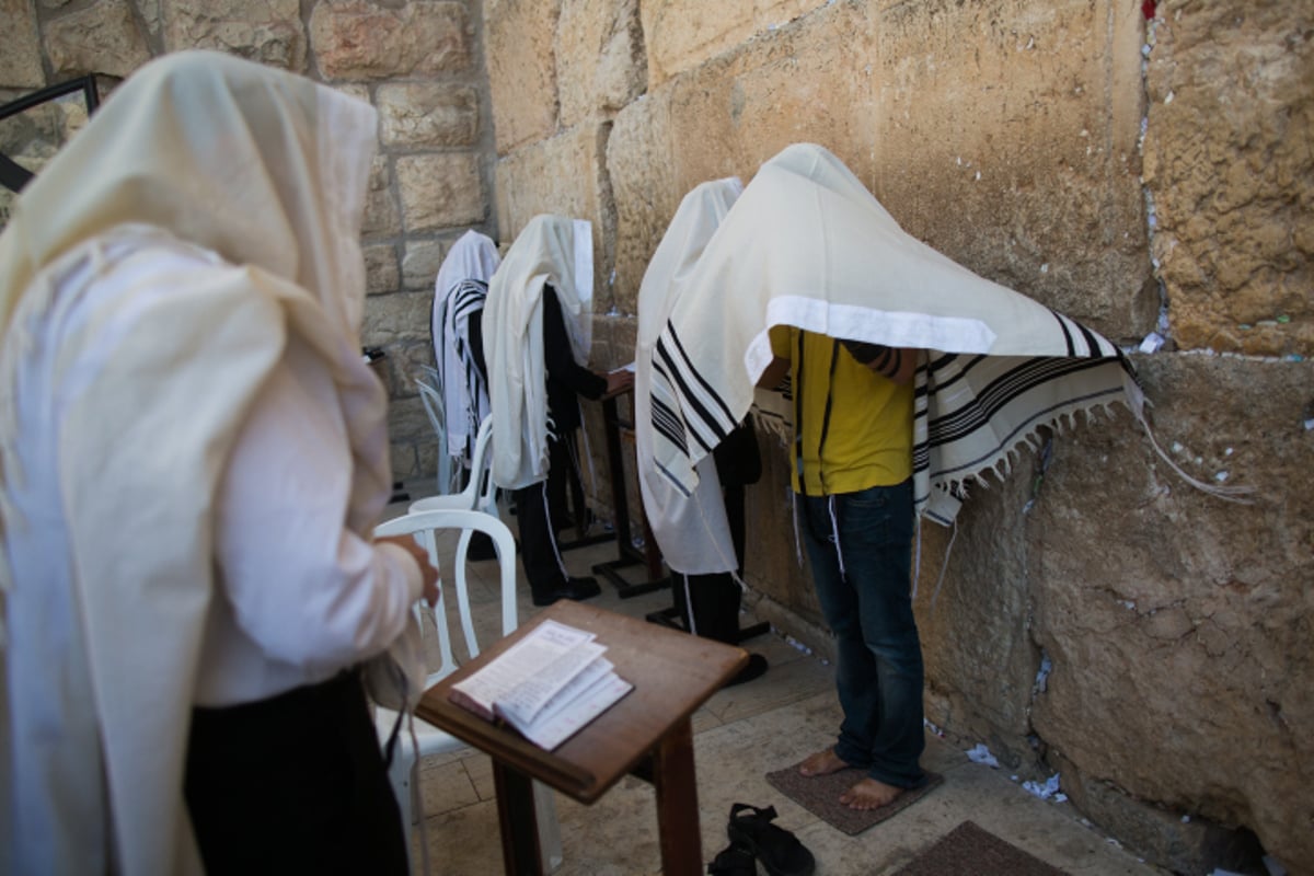 לכבוד יום הדין: הכותל המערבי נקי מפתקים