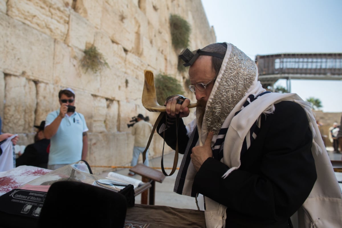 לכבוד יום הדין: הכותל המערבי נקי מפתקים