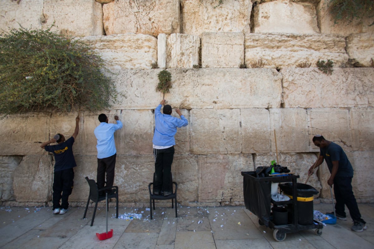 לכבוד יום הדין: הכותל המערבי נקי מפתקים