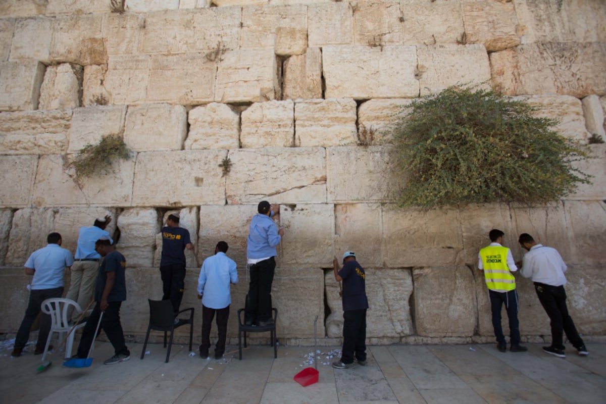 לכבוד יום הדין: הכותל המערבי נקי מפתקים