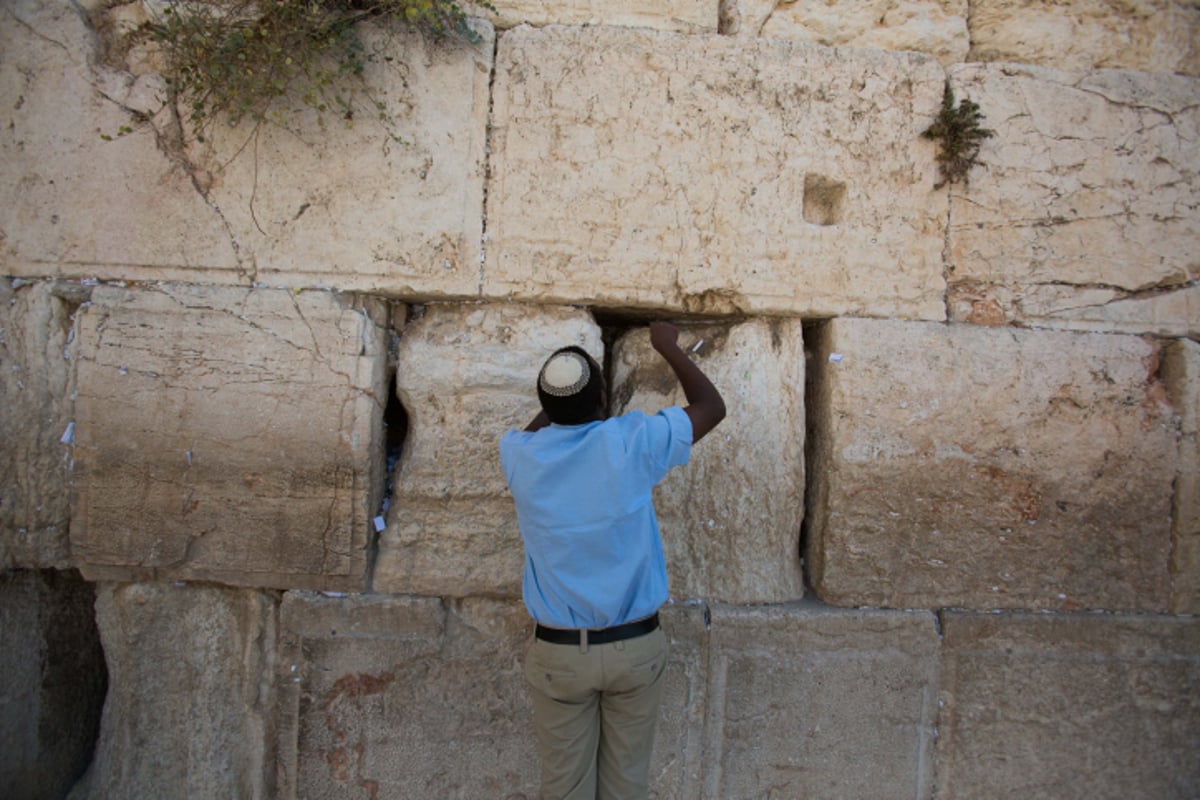 לכבוד יום הדין: הכותל המערבי נקי מפתקים