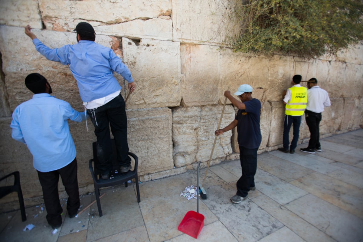 לכבוד יום הדין: הכותל המערבי נקי מפתקים