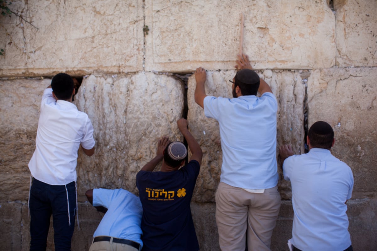 לכבוד יום הדין: הכותל המערבי נקי מפתקים