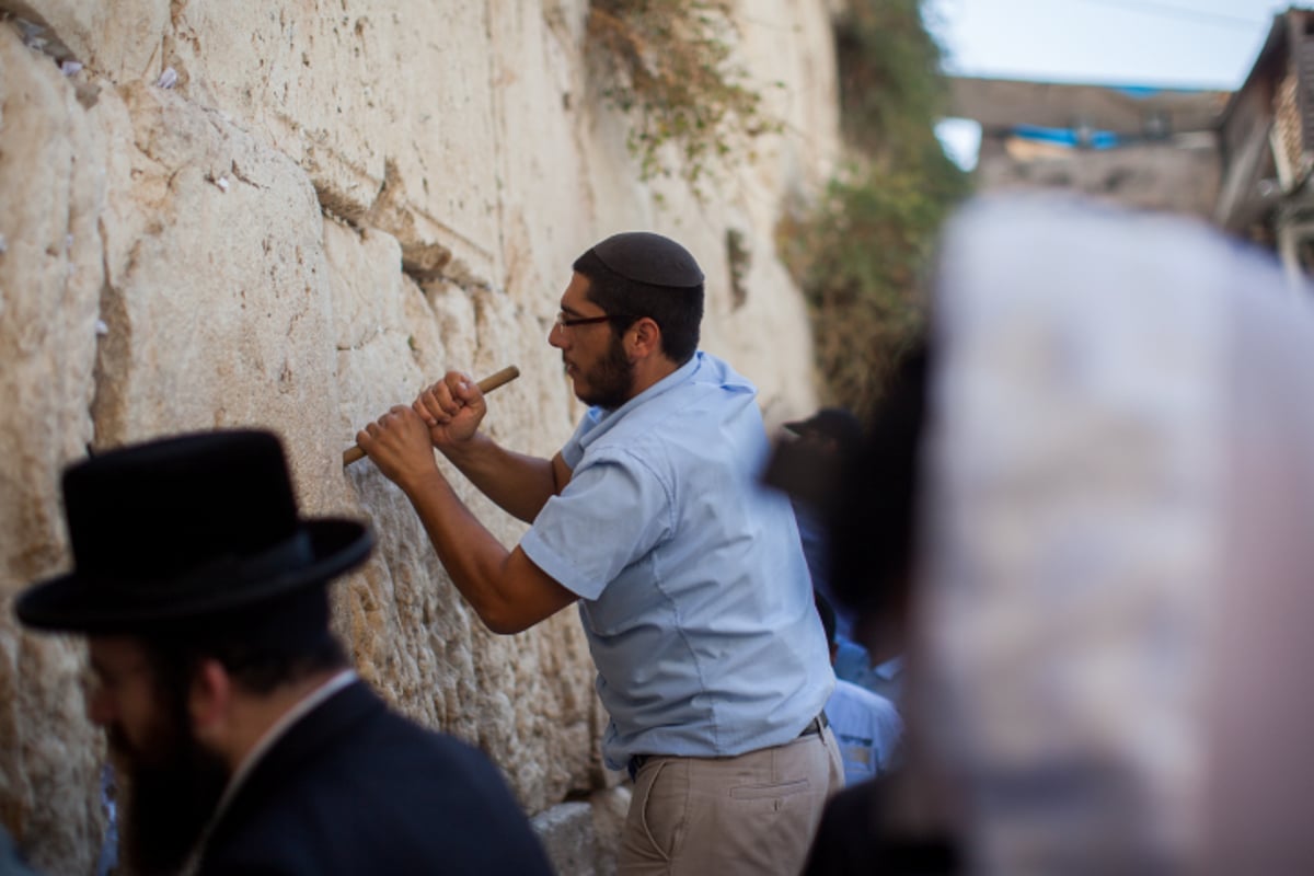 לכבוד יום הדין: הכותל המערבי נקי מפתקים