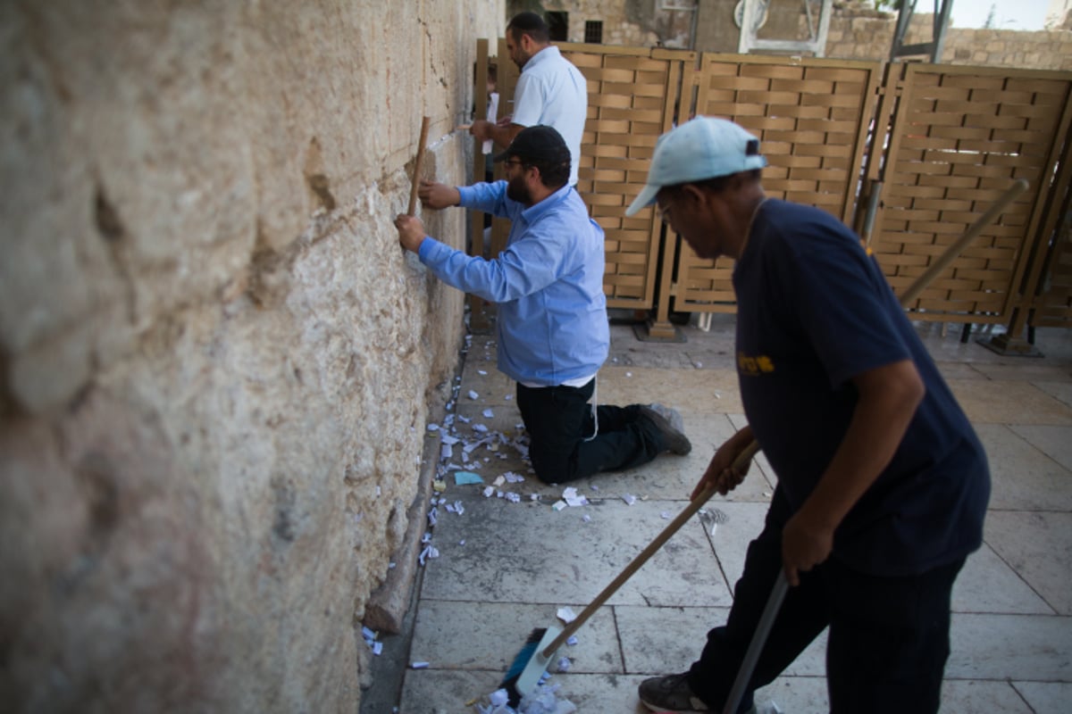 לכבוד יום הדין: הכותל המערבי נקי מפתקים