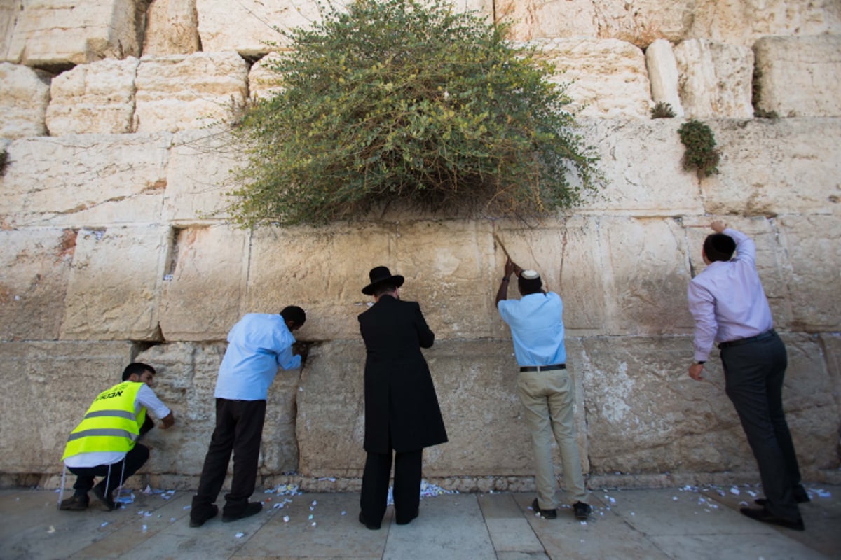 לכבוד יום הדין: הכותל המערבי נקי מפתקים