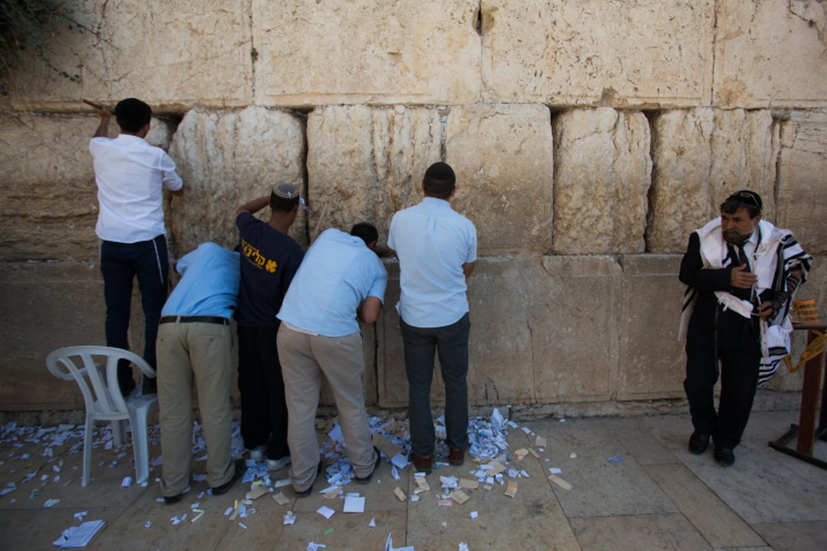 לכבוד יום הדין: הכותל המערבי נקי מפתקים