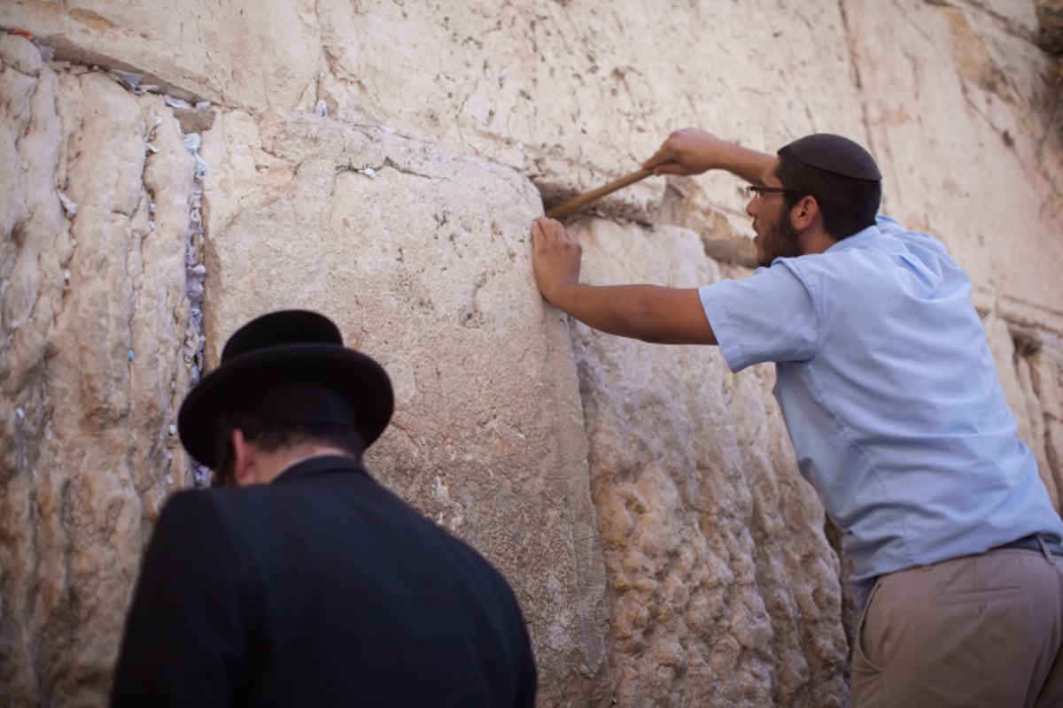 לכבוד יום הדין: הכותל המערבי נקי מפתקים