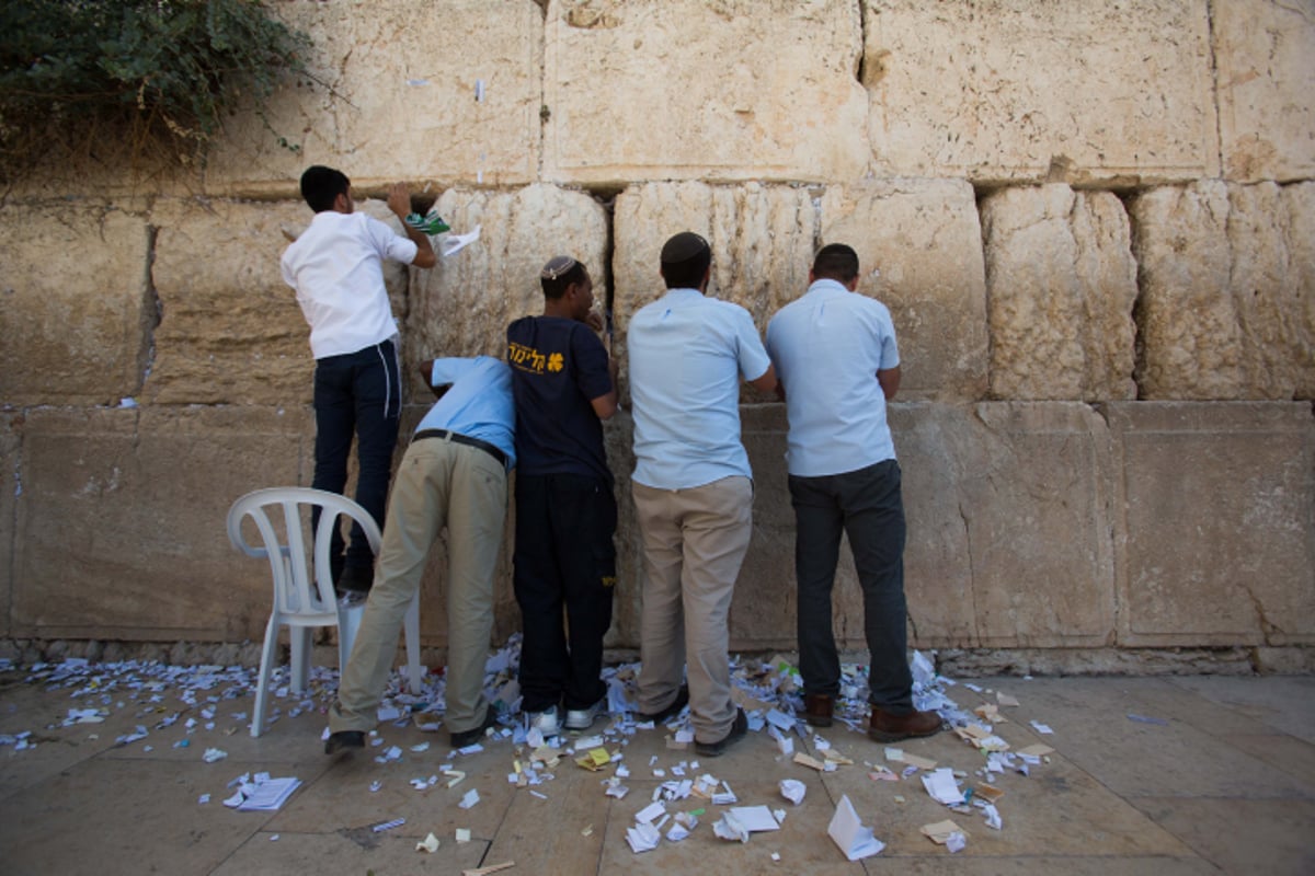 לכבוד יום הדין: הכותל המערבי נקי מפתקים