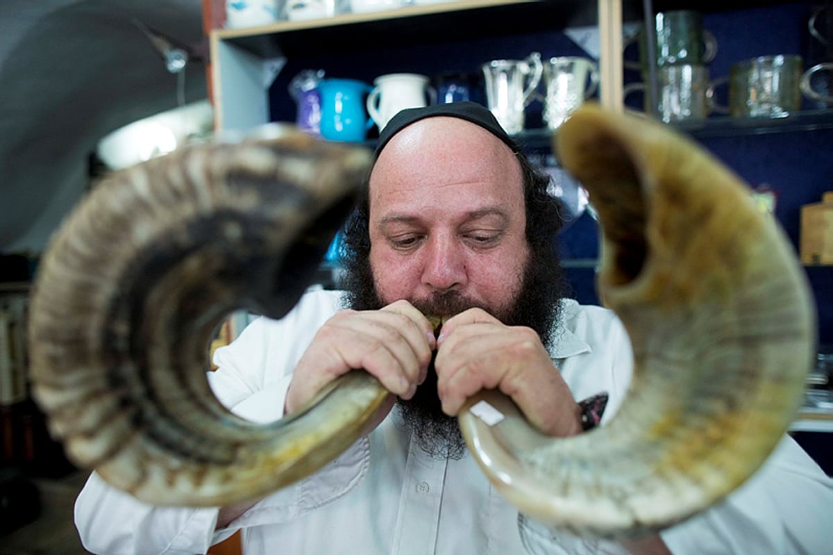 רבבות החלו לומר 'סליחות' בבתי הכנסת בארץ ובעולם