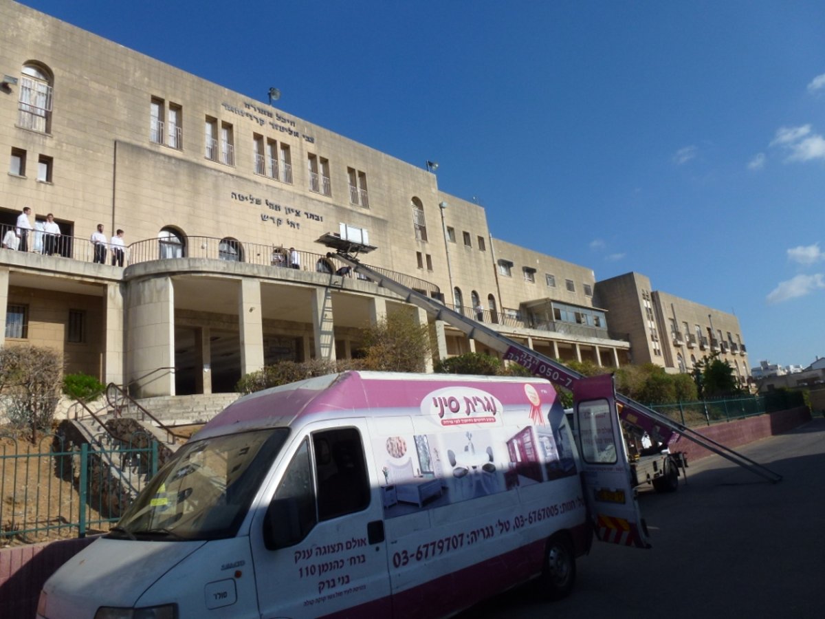 צפו: השיפוצים בפוניבז' לקראת ראש השנה