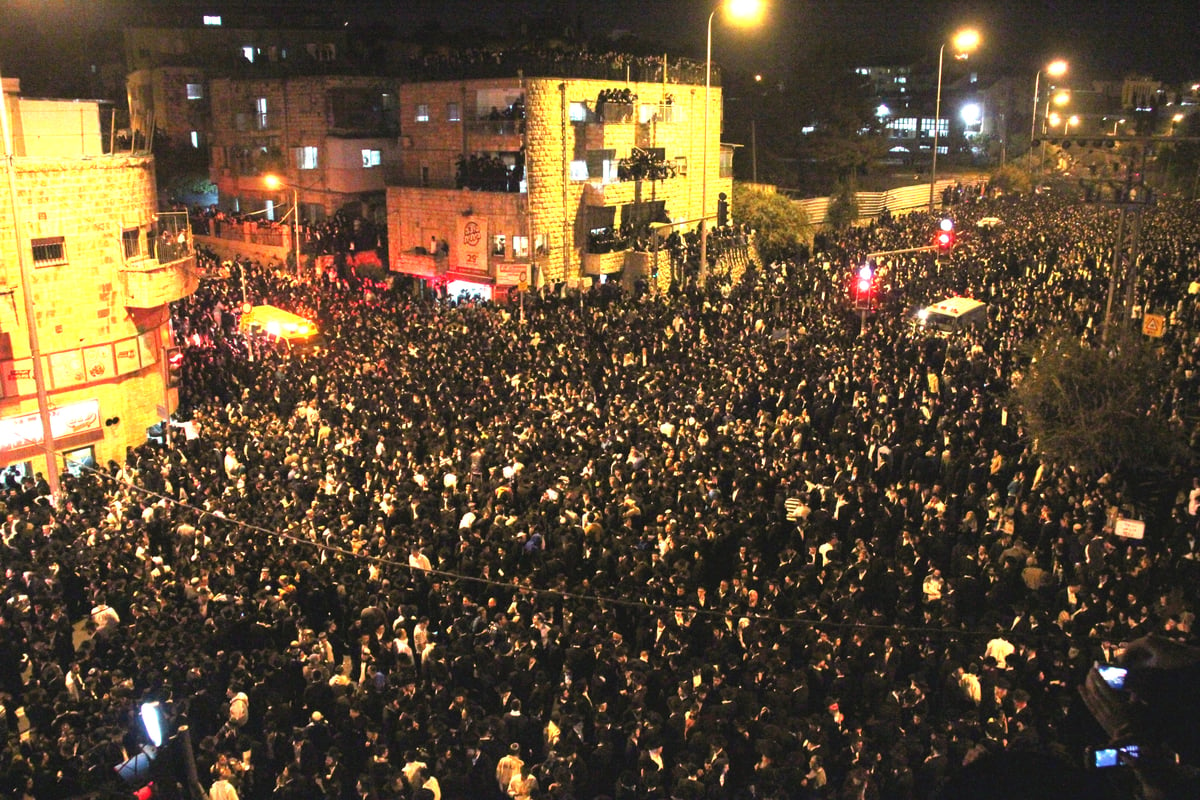 מרן הגר"ע יוסף זצ"ל מובא למנוחות בהשתתפות מאות אלפי בני אדם