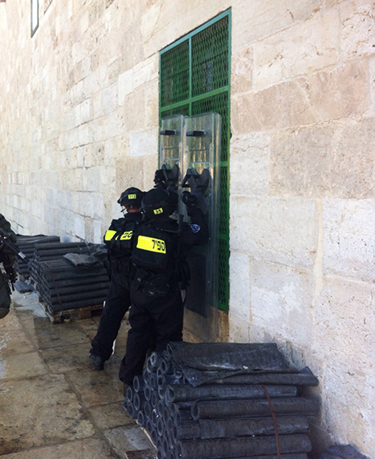3 שוטרים נפצעו בעימותים אלימים בהר הבית