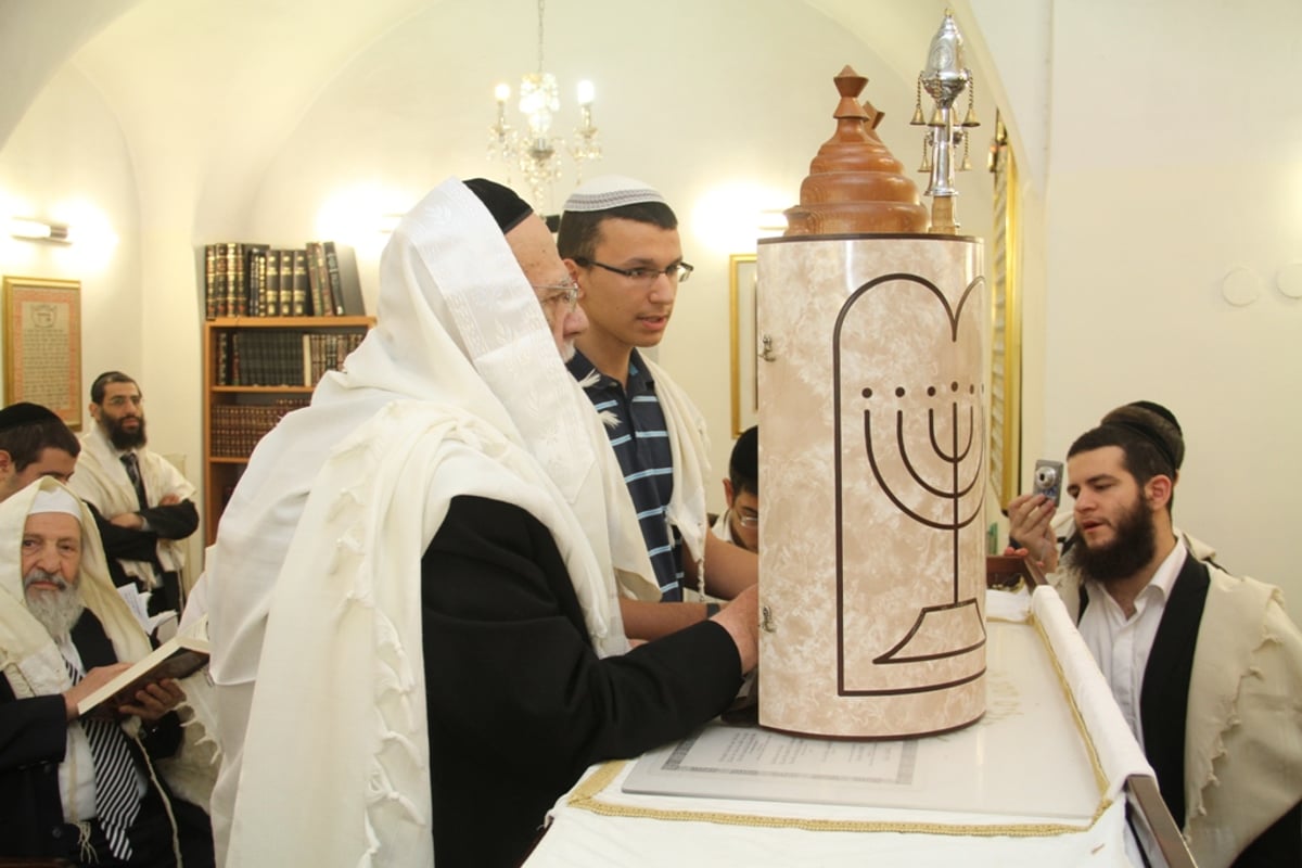 עם נשיא מועצת החכמים בסוכה • גלריה חגיגית