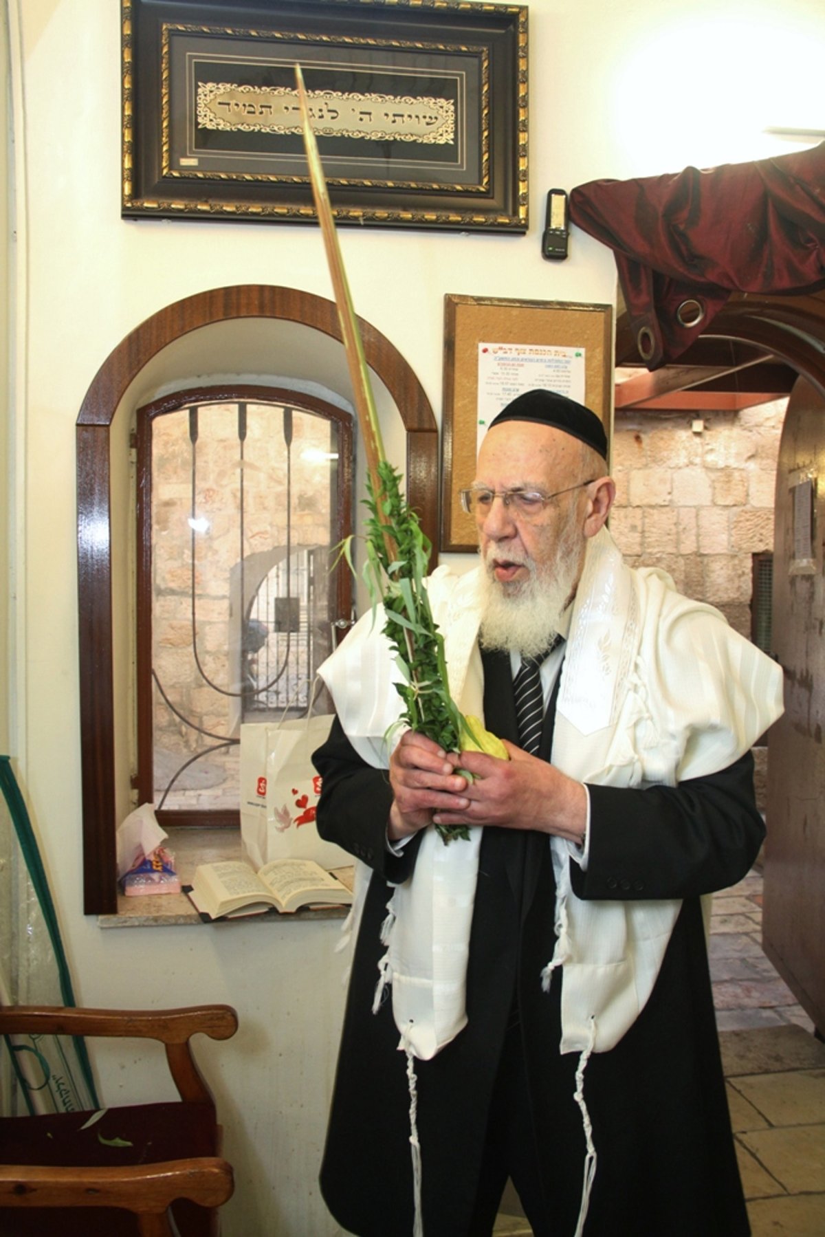 עם נשיא מועצת החכמים בסוכה • גלריה חגיגית