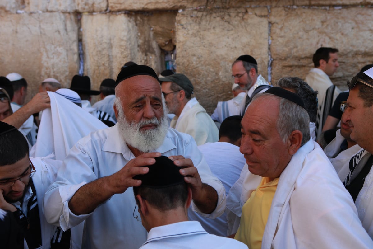 רבבות הגיעו למעמד ברכת כהנים בכותל • גלריית ענק