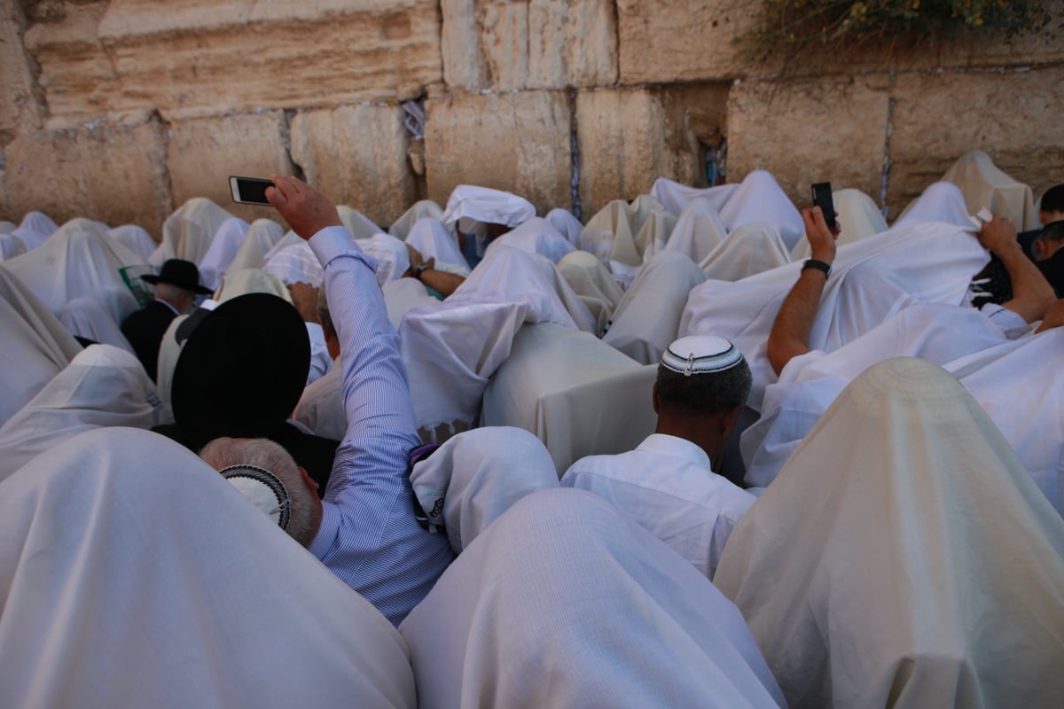 רבבות הגיעו למעמד ברכת כהנים בכותל • גלריית ענק