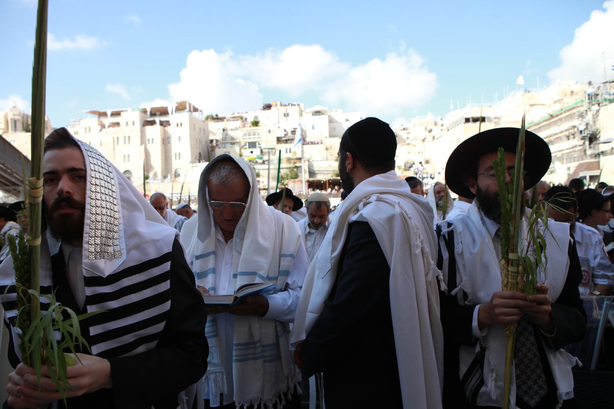 רבבות הגיעו למעמד ברכת כהנים בכותל • גלריית ענק