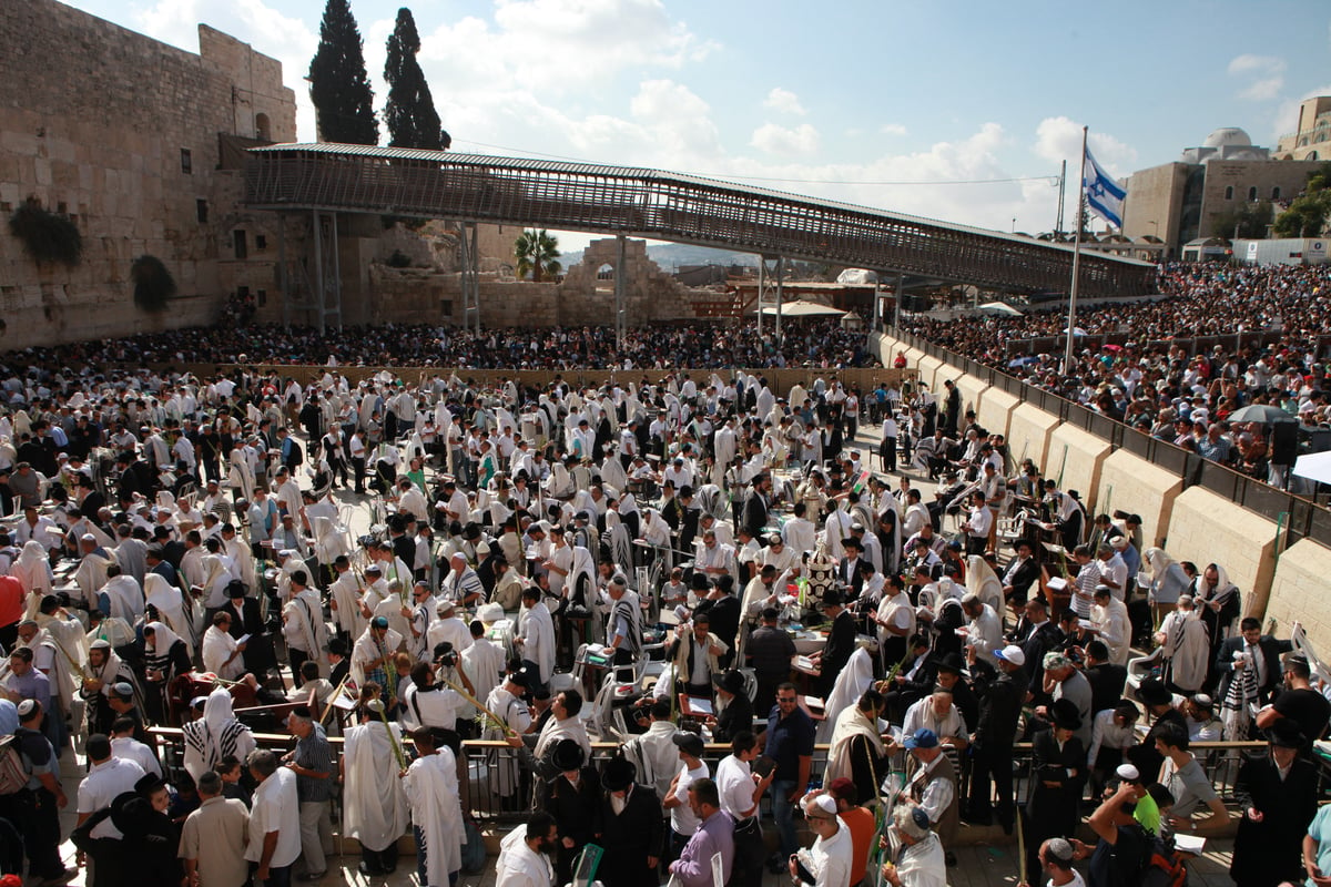 רבבות הגיעו למעמד ברכת כהנים בכותל • גלריית ענק