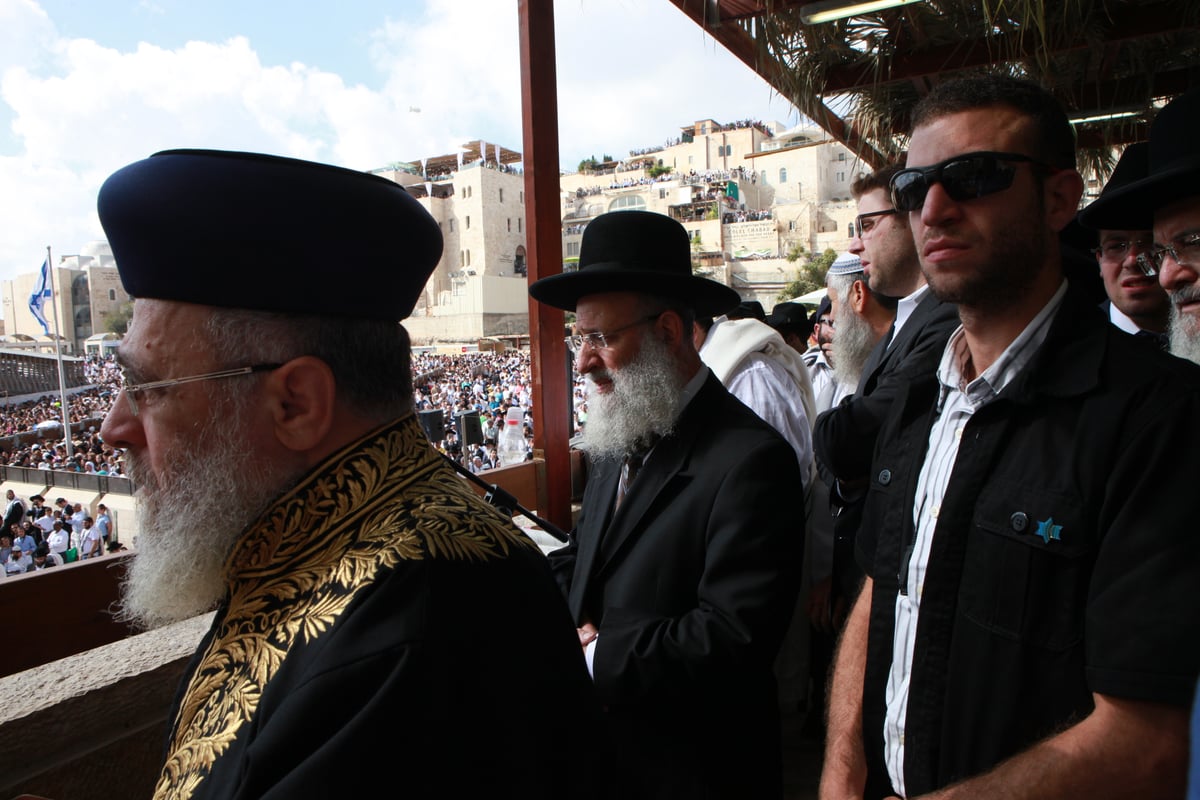 רבבות הגיעו למעמד ברכת כהנים בכותל • גלריית ענק