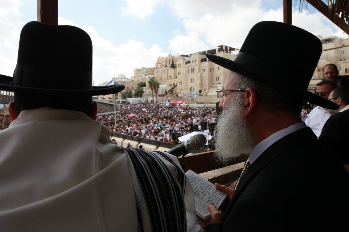 רבבות הגיעו למעמד ברכת כהנים בכותל • גלריית ענק