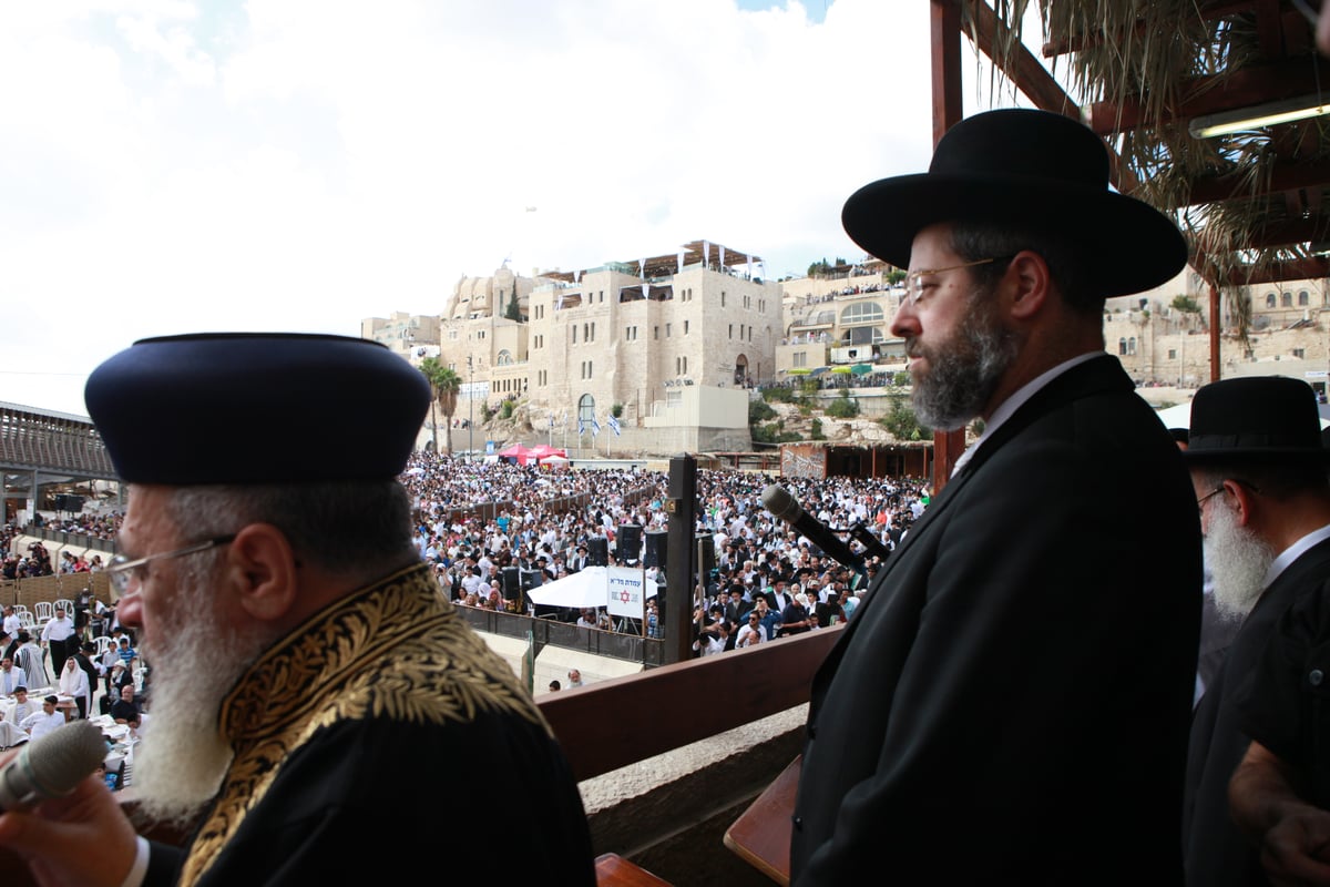 רבבות הגיעו למעמד ברכת כהנים בכותל • גלריית ענק