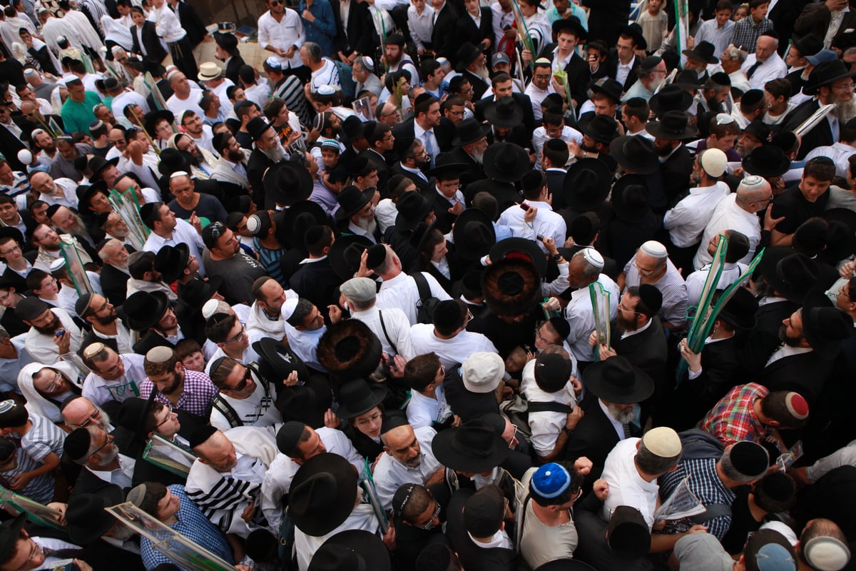 רבבות הגיעו למעמד ברכת כהנים בכותל • גלריית ענק