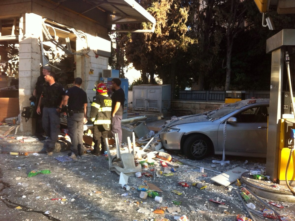 נס בירושלים: 3 פצועים בפיצוץ בתחנת דלק ברחוב החומה השלישית