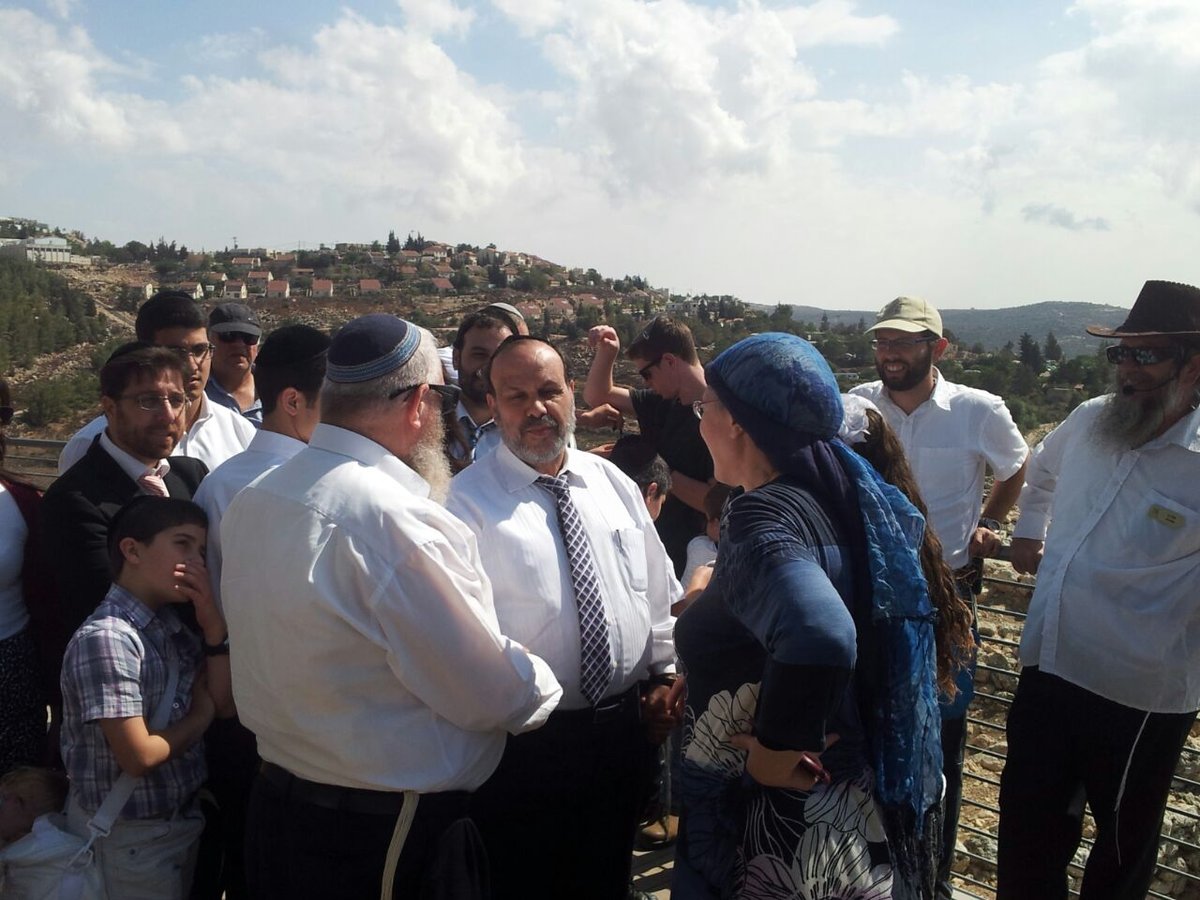 חג הסוכות: חברי הכנסת דוד אזולאי ואורית סטרוק מטיילים