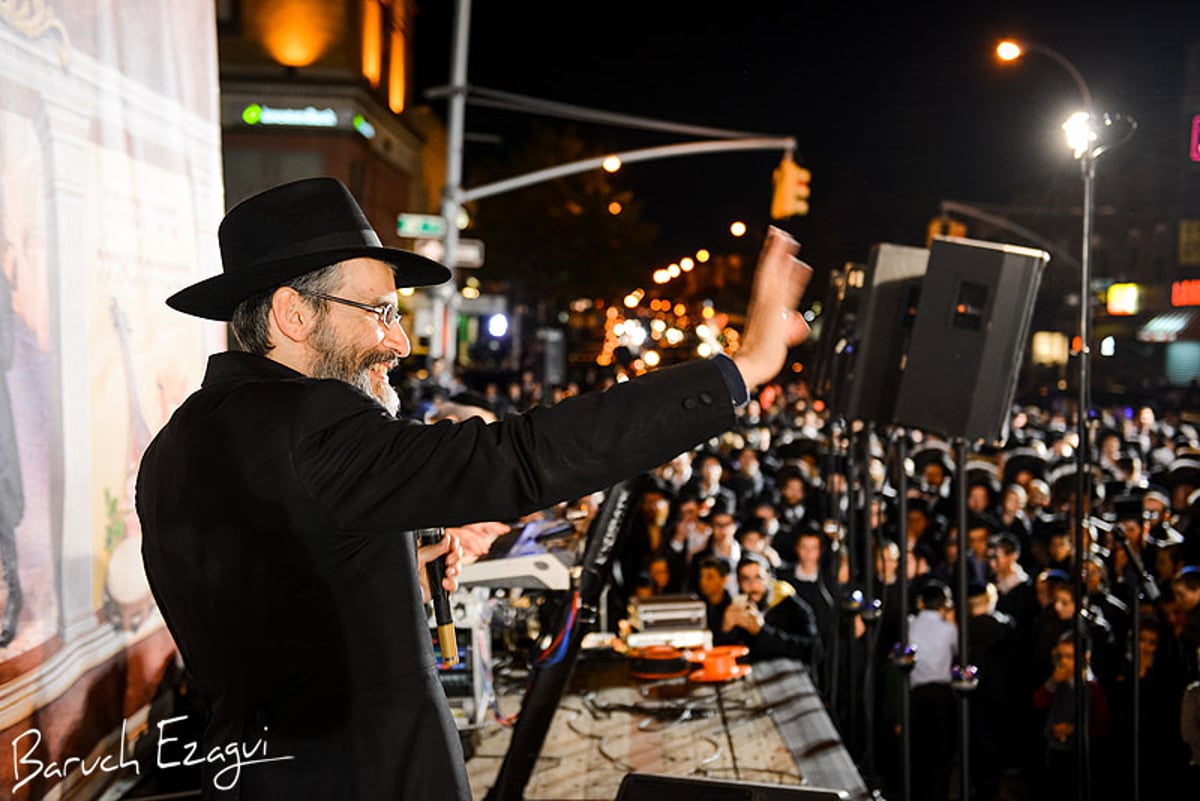 שמחת בית השואבה בבורו פארק: אברהם פריד ופעלולן • תמונות