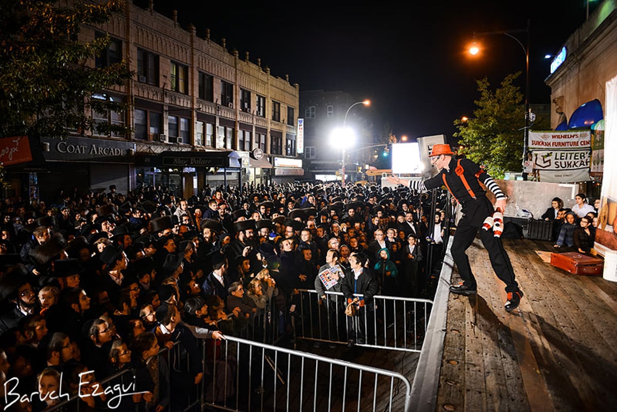 שמחת בית השואבה בבורו פארק: אברהם פריד ופעלולן • תמונות