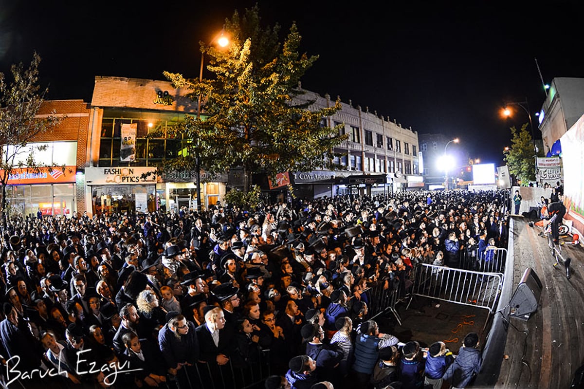 שמחת בית השואבה בבורו פארק: אברהם פריד ופעלולן • תמונות