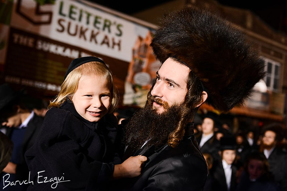 שמחת בית השואבה בבורו פארק: אברהם פריד ופעלולן • תמונות