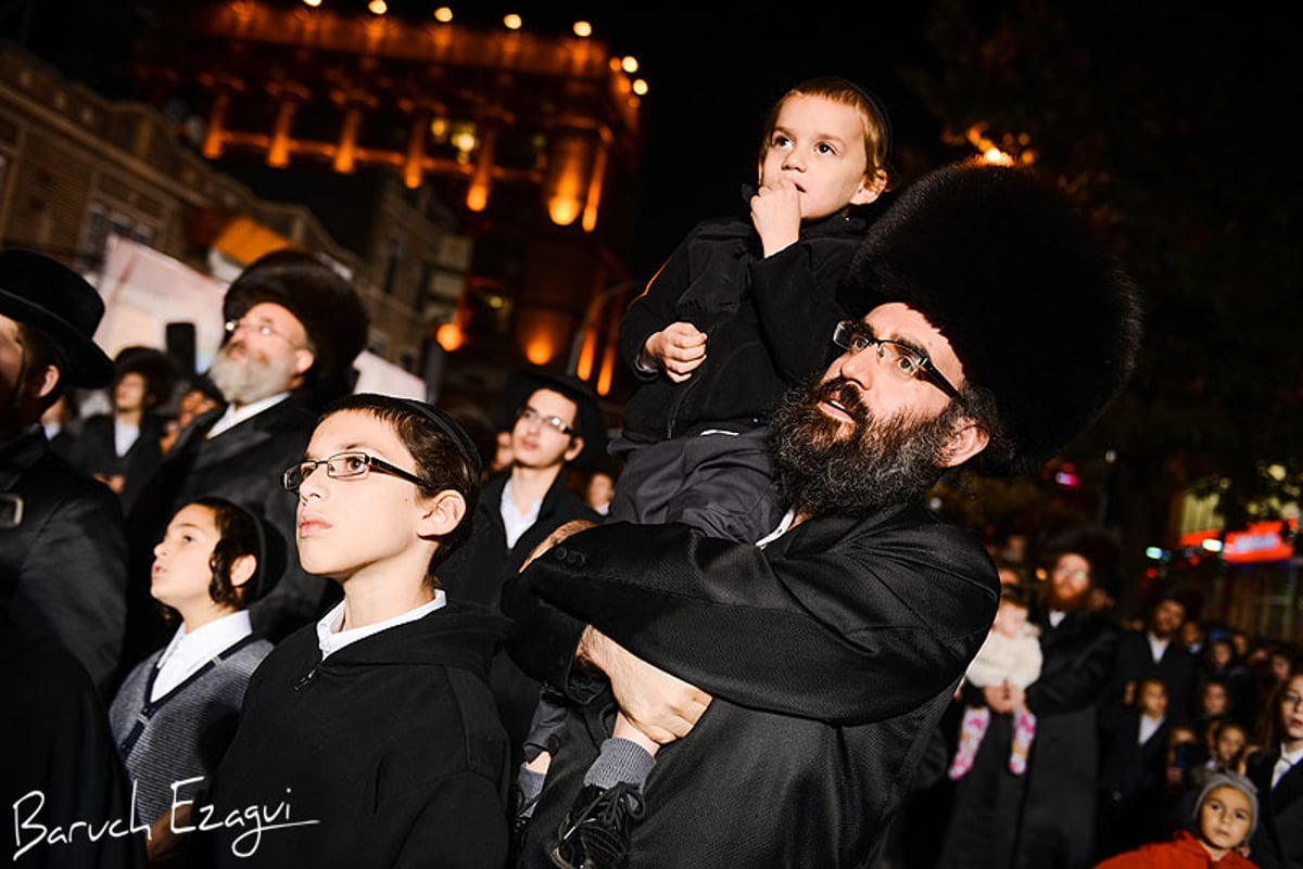 שמחת בית השואבה בבורו פארק: אברהם פריד ופעלולן • תמונות