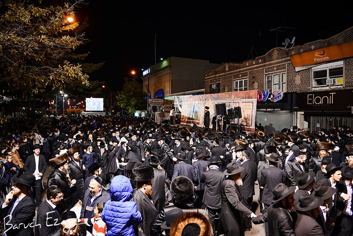 שמחת בית השואבה בבורו פארק: אברהם פריד ופעלולן • תמונות