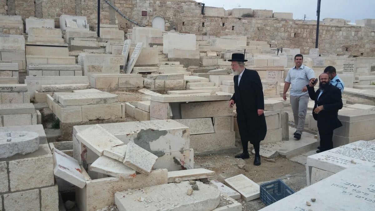 ח"כ ישראל אייכלר סייר בהר הזיתים ונקלע למטח ירי זיקוקים