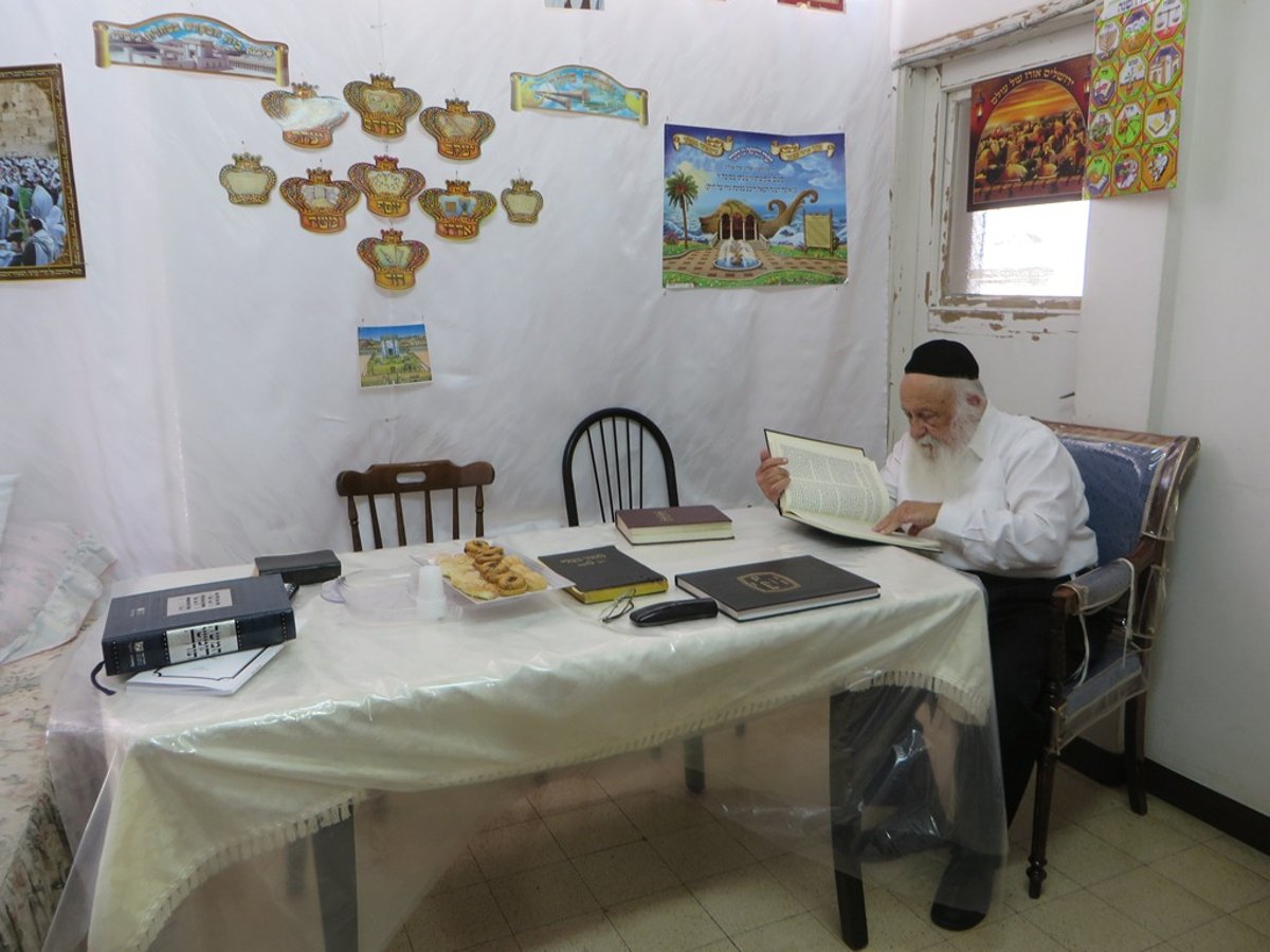 תיעוד ענק: חג הסוכות בישיבת פוניבז'